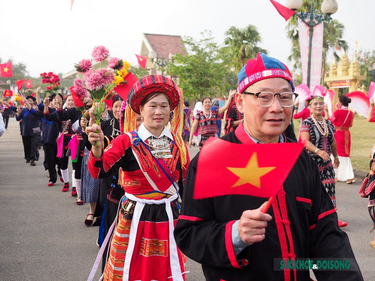 Quyền Chủ tịch nước tặng quà cho đồng bào dân tộc thiểu số trong "Ngày hội sắc xuân trên mọi miền Tổ quốc"  - Ảnh 6.