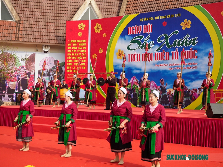 Quyền Chủ tịch nước tặng quà cho đồng bào dân tộc thiểu số trong "Ngày hội sắc xuân trên mọi miền Tổ quốc"  - Ảnh 3.