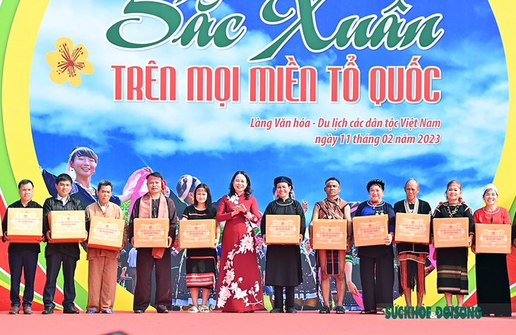 Quyền Chủ tịch nước tặng quà cho đồng bào dân tộc thiểu số trong "Ngày hội sắc xuân trên mọi miền Tổ quốc"  - Ảnh 4.