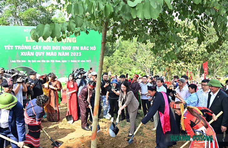 Quyền Chủ tịch nước tặng quà cho đồng bào dân tộc thiểu số trong "Ngày hội sắc xuân trên mọi miền Tổ quốc"  - Ảnh 5.