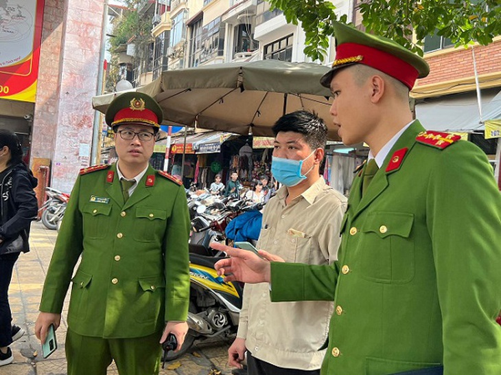 Phát hiện bãi trông xe không phát vé, thu tiền quá quy định khu vực chợ Đồng Xuân - Ảnh 2. Phát hiện bãi trông xe không phát vé, thu tiền quá quy định khu vực chợ Đồng Xuân - Ảnh 2.