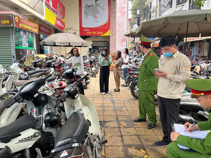 Phát hiện bãi trông xe không phát vé, thu tiền quá quy định khu vực chợ Đồng Xuân - Ảnh 3. Phát hiện bãi trông xe không phát vé, thu tiền quá quy định khu vực chợ Đồng Xuân - Ảnh 3.
