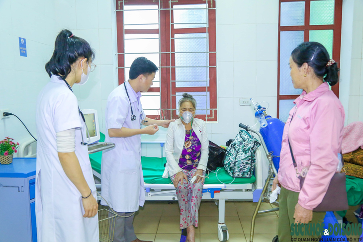 Bác sĩ người dân tộc Mông tận tâm với nghề - Ảnh 2.