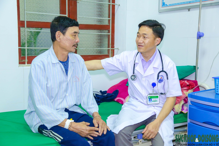 Bác sĩ người dân tộc Mông tận tâm với nghề - Ảnh 4.