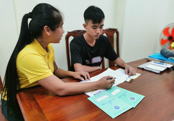 Tham gia BHXH tự nguyện để làm "của để dành" cho tương lai
- Ảnh 1. Tham gia BHXH tự nguyện để làm "của để dành" cho tương lai
- Ảnh 1.