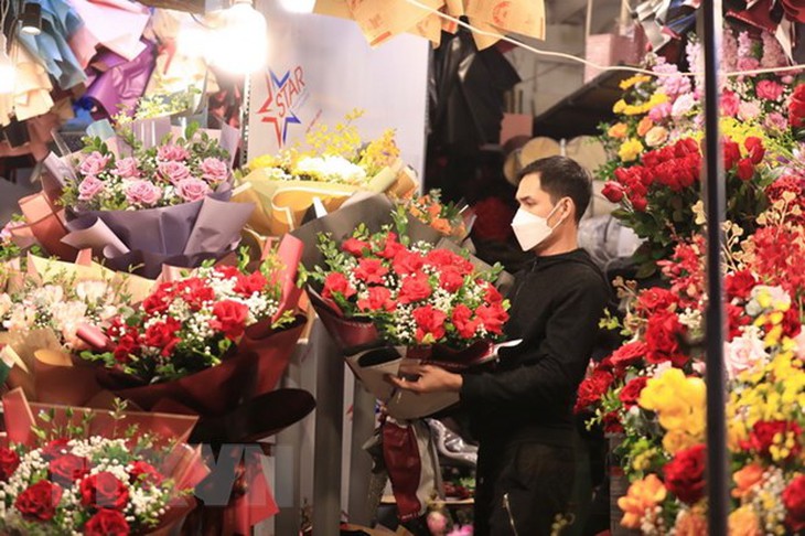 Sôi động thị trường hoa tươi và quà tặng ngày Valentine - Ảnh 1. Sôi động thị trường hoa tươi và quà tặng ngày Valentine - Ảnh 1.