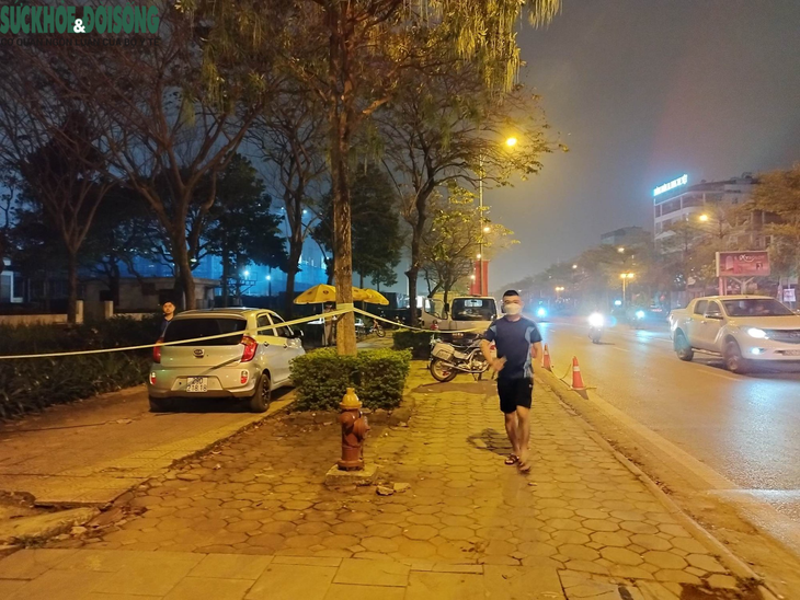 Người dân đổ ra đường xem tài xế chây ỳ 4 tiếng không chịu đo nồng độ cồn - Ảnh 1.