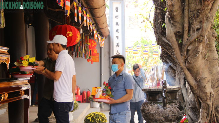 Tấp nập cảnh "dâng lễ, cầu duyên" tại chùa Hà trước ngày Valentine - Ảnh 1.