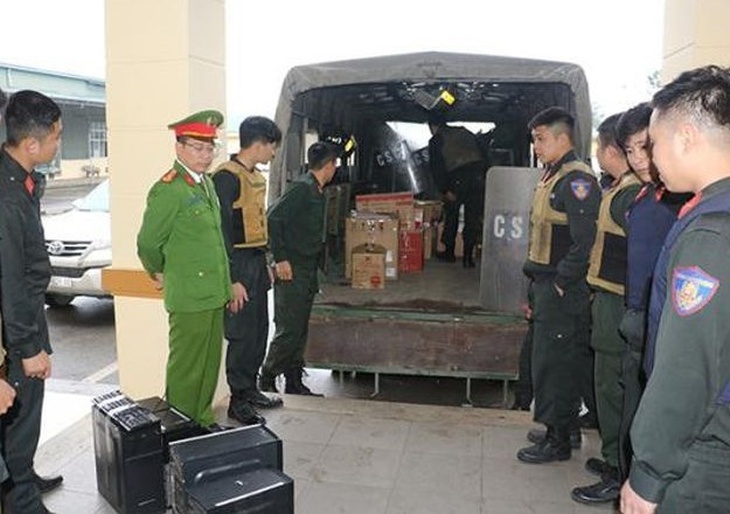 Nghệ An: Tạm giữ 13 đối tượng liên quan vụ nhận hối lộ tại Trung tâm đăng kiểm - Ảnh 1. Nghệ An: Tạm giữ 13 đối tượng liên quan vụ nhận hối lộ tại Trung tâm đăng kiểm - Ảnh 1.