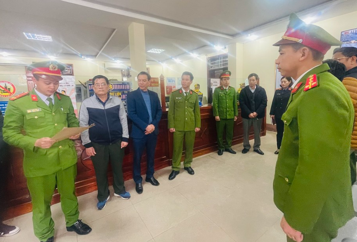 Nghệ An: Tạm giữ 13 đối tượng liên quan vụ nhận hối lộ tại Trung tâm đăng kiểm - Ảnh 2. Nghệ An: Tạm giữ 13 đối tượng liên quan vụ nhận hối lộ tại Trung tâm đăng kiểm - Ảnh 2.