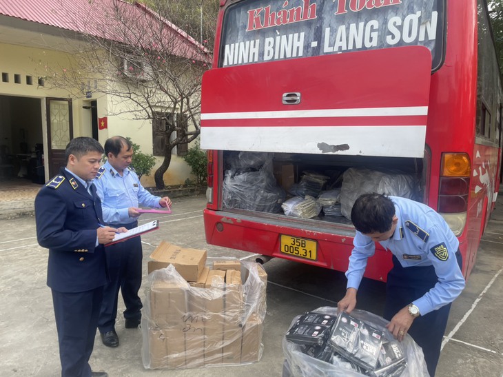Phát hiện hàng nghìn sản phẩm nghi nhập lậu giấu trên xe khách  - Ảnh 1.