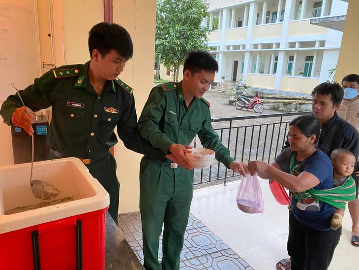 'Nồi cháo nghĩa tình' ấm lòng người bệnh vùng cao - Ảnh 3.