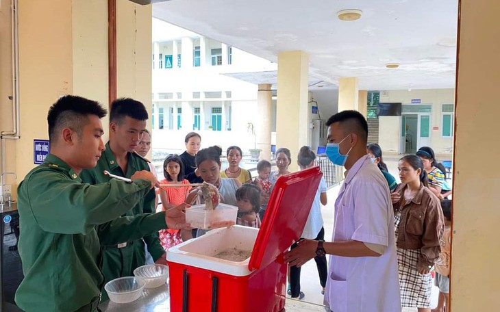 "Nồi cháo nghĩa tình" ấm lòng người bệnh vùng cao