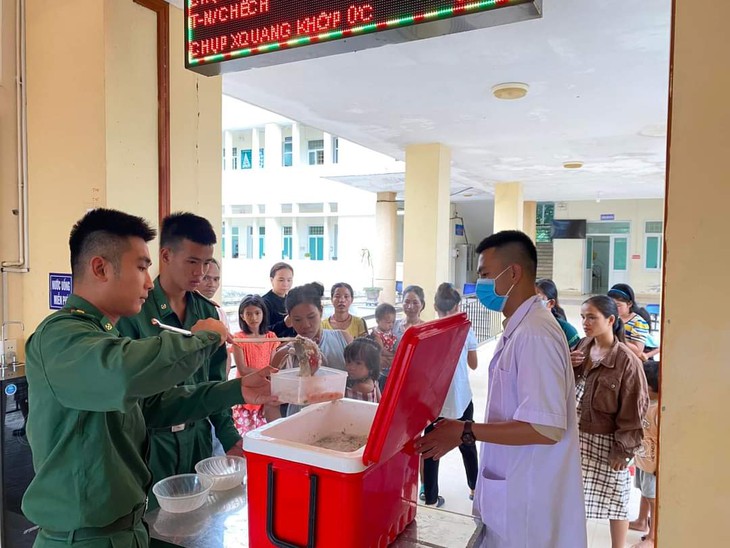 'Nồi cháo nghĩa tình' ấm lòng người bệnh vùng cao - Ảnh 1.