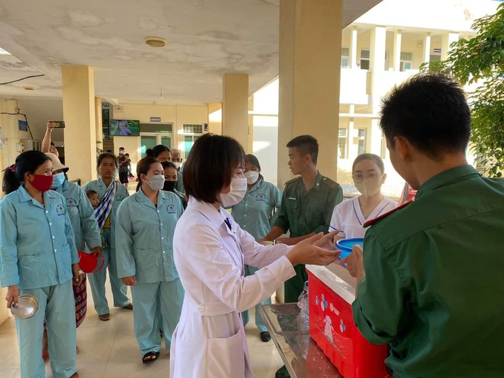 'Nồi cháo nghĩa tình' ấm lòng người bệnh vùng cao - Ảnh 2.
