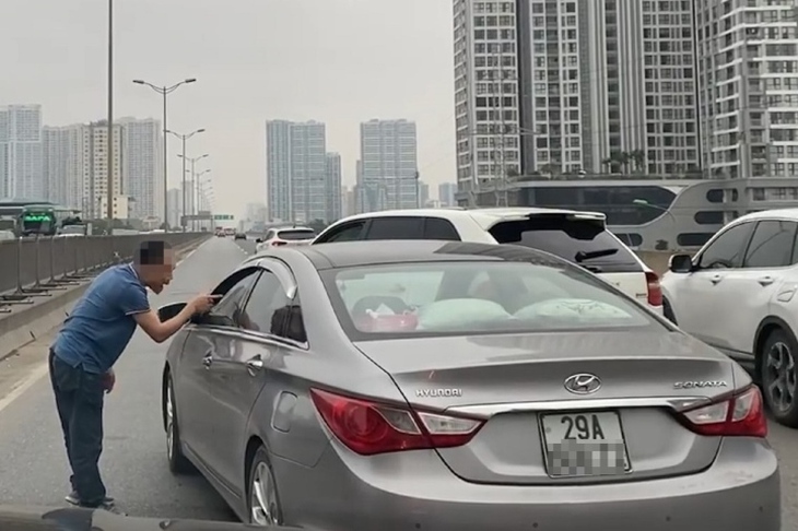 Công an xác minh vụ chủ ô tô Porsche chặn đầu, nhổ nước bọt vào tài xế khác - Ảnh 1.