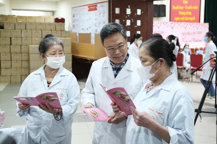 Xúc động những câu chuyện bình tâm trước biến cố phát hiện ung thư... "Còn mãi yêu thương" - Ảnh 1. Xúc động những câu chuyện bình tâm trước biến cố phát hiện ung thư... "Còn mãi yêu thương" - Ảnh 1.