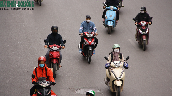 Hà Nội trở lạnh, người dân "trang bị kín người" chống rét - Ảnh 1.