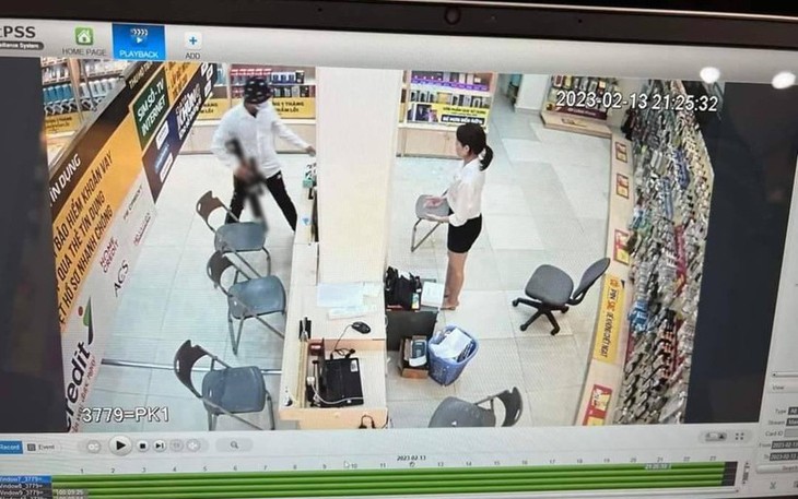 Thanh niên mang súng đến cửa hàng Thế giới di động cướp điện thoại