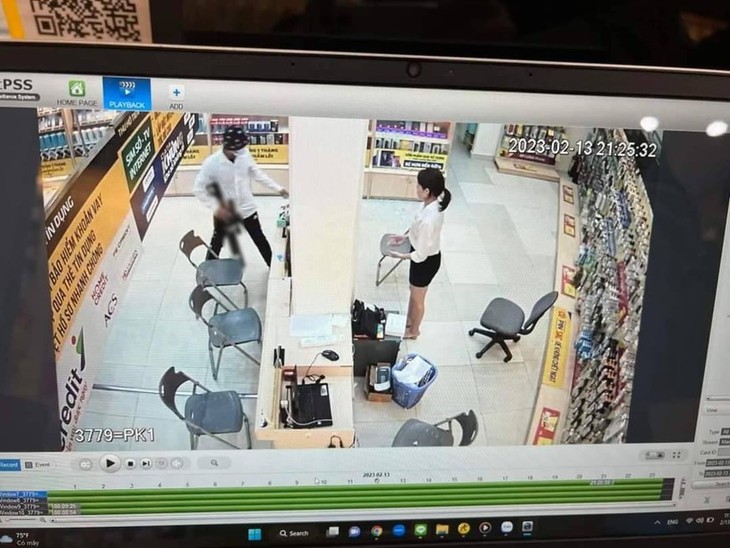 Lời khai của đối tượng mang súng cướp cửa hàng điện thoại - Ảnh 3.