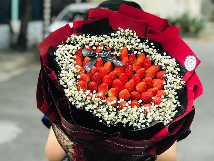 'Nhuộm đỏ' thị trường Valentine, hoa dâu tây giá bạc triệu vẫn đắt khách - Ảnh 2.