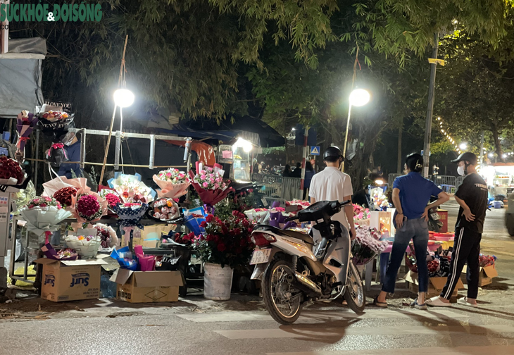 Hoa và quà Valentine tràn ngập trên các vỉa hè của Hà Nội - Ảnh 9.