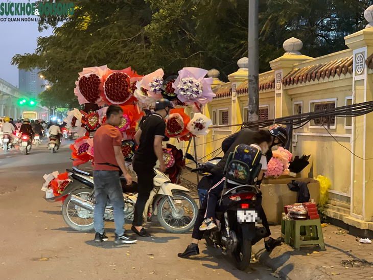 Hoa và quà Valentine tràn ngập trên các vỉa hè của Hà Nội - Ảnh 8.