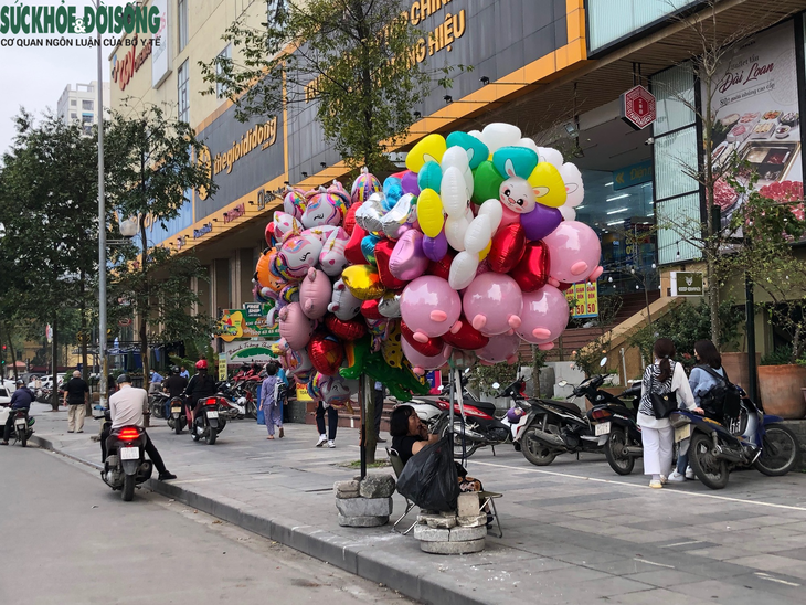 Hoa và quà Valentine tràn ngập trên các vỉa hè của Hà Nội - Ảnh 2.