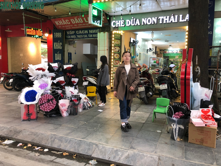 Hoa và quà Valentine tràn ngập trên các vỉa hè của Hà Nội - Ảnh 7.