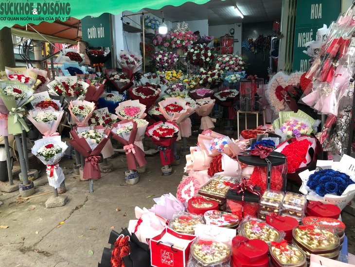 Hoa và quà Valentine tràn ngập trên các vỉa hè của Hà Nội - Ảnh 5.