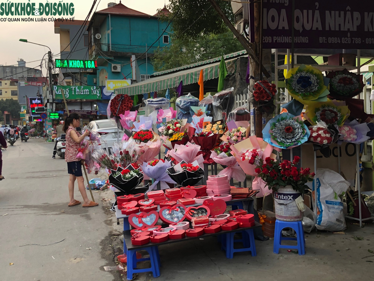 Hoa và quà Valentine tràn ngập trên các vỉa hè của Hà Nội - Ảnh 4.