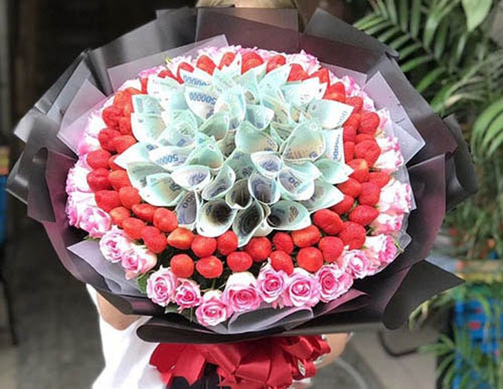 Dùng hoa tiền làm quà tặng Valentine 14/2 có thể bị phạt nặng - Ảnh 1. Dùng hoa tiền làm quà tặng Valentine 14/2 có thể bị phạt nặng - Ảnh 1.