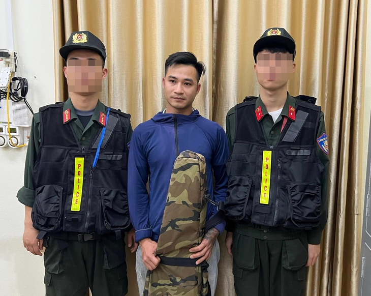 Nam thanh niên tàng trữ 'hàng nóng' cùng 125 viên đạn - Ảnh 1. Nam thanh niên tàng trữ 'hàng nóng' cùng 125 viên đạn - Ảnh 1.