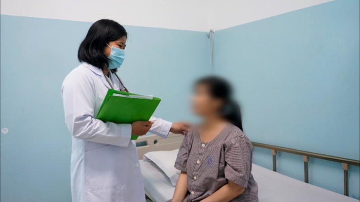Cứu sống sản phụ mang thai con thứ 6 bị vỡ thai ngoài tử cung, sốt xuất huyết - Ảnh 1.