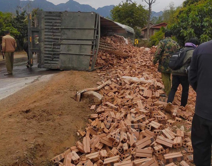 Đầu kéo lật đè xe máy trên QL6 khiến người phụ nữ tử vong - Ảnh 3.