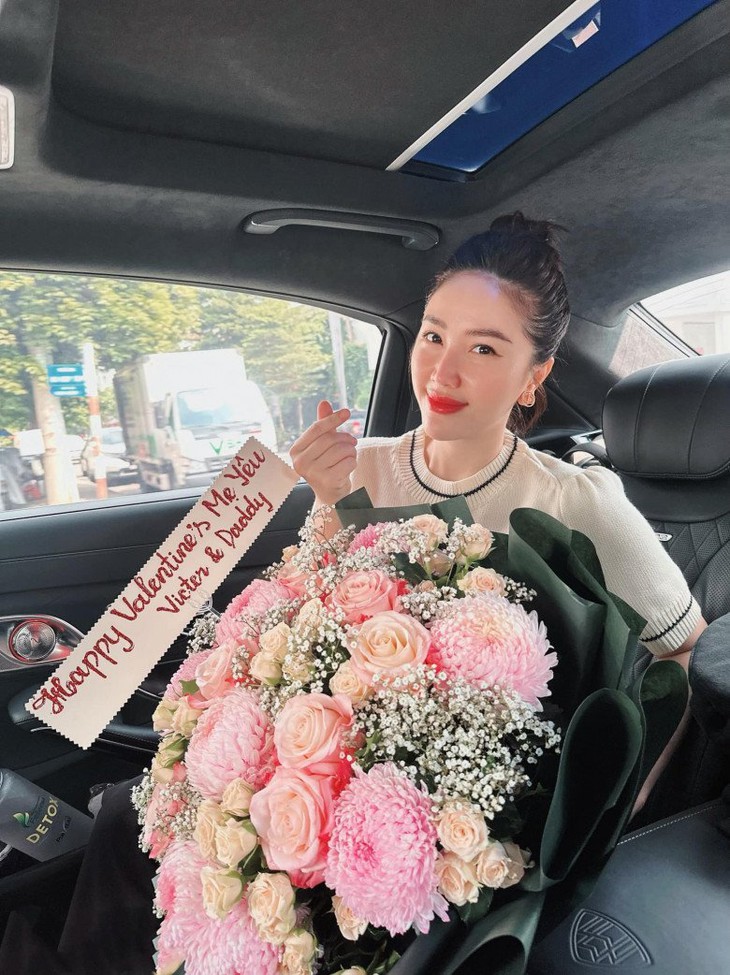 Sao Việt khoe quà valentine, "độc, lạ" nhất là món quà của Lê Dương Bảo Lâm tặng vợ - Ảnh 8.