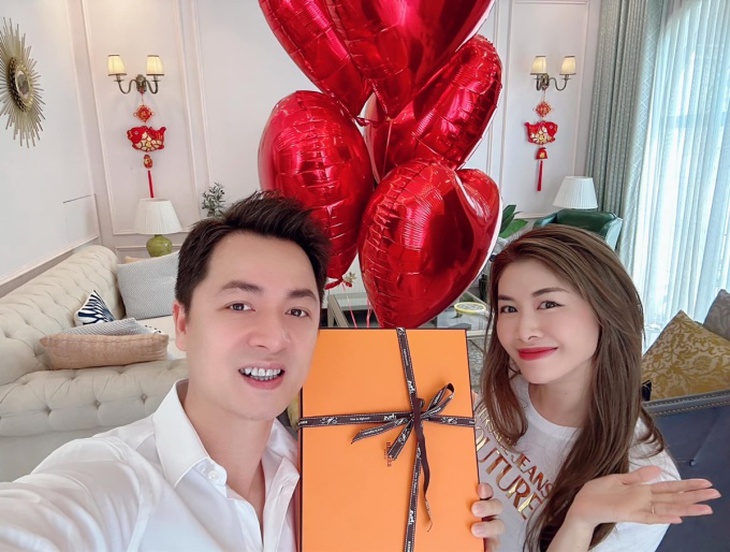 Sao Việt khoe quà valentine, "độc, lạ" nhất là món quà của Lê Dương Bảo Lâm tặng vợ - Ảnh 4.