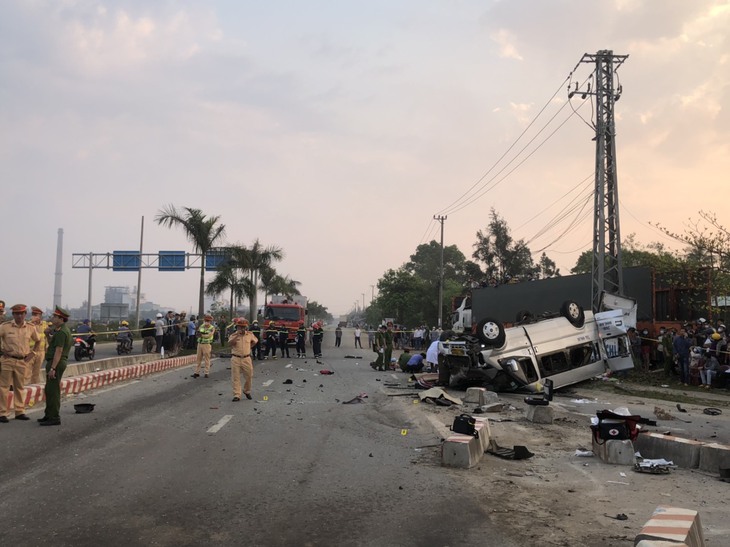 Khuyến cáo sau vụ tai nạn thảm khốc làm 10 người tử vong ở Quảng Nam - Ảnh 4. Khuyến cáo sau vụ tai nạn thảm khốc làm 10 người tử vong ở Quảng Nam - Ảnh 4.