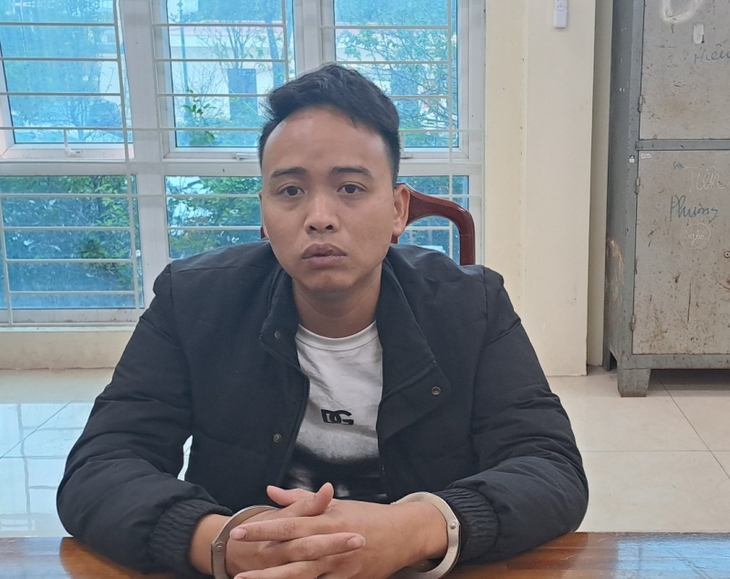 Lời khai của đối tượng mang súng cướp cửa hàng điện thoại - Ảnh 2.