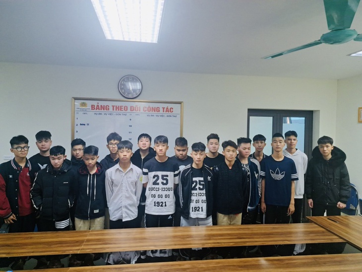 Kịp thời ngăn chặn nhóm thanh thiếu niên đeo khăn đỏ, mang hung khí đi đánh nhau - Ảnh 1. Kịp thời ngăn chặn nhóm thanh thiếu niên đeo khăn đỏ, mang hung khí đi đánh nhau - Ảnh 1.