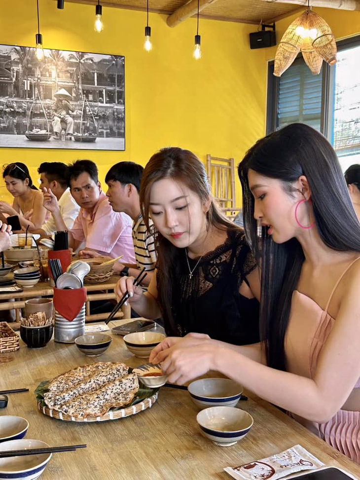 Thưởng thức ẩm thực Việt cùng dàn Hoa hậu Hàn Quốc, Phương Nhi ngượng ngùng khi nhắc người yêu tin đồn - Ảnh 7. Thưởng thức ẩm thực Việt cùng dàn Hoa hậu Hàn Quốc, Phương Nhi ngượng ngùng khi nhắc người yêu tin đồn - Ảnh 7.