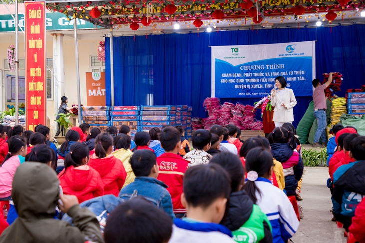 Bệnh viện ĐKQT Thu Cúc khám chữa bệnh miễn phí và tặng quà cho gần 400 học sinh huyện Vị Xuyên, Hà Giang - Ảnh 3.