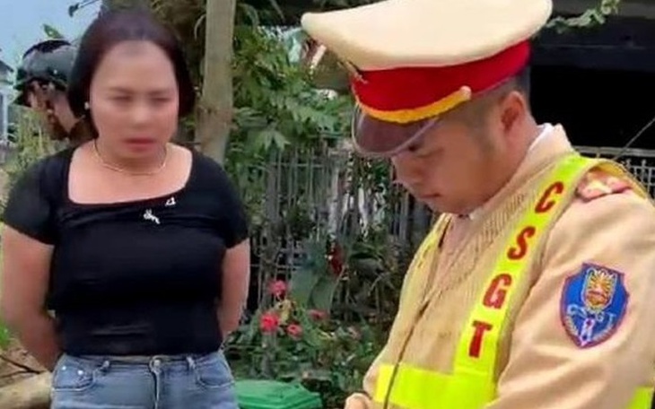 Bênh con dâu, người phụ nữ lăng mạ CSGT, đòi 'hôn em từ giờ cho đến chết'