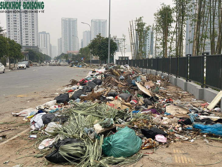 Rác chất đống ngổn ngang tại con đường mới làm xong ở Hà Nội - Ảnh 1. Rác chất đống ngổn ngang tại con đường mới làm xong ở Hà Nội - Ảnh 1.