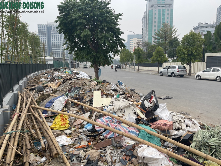 Rác chất đống ngổn ngang tại con đường mới làm xong ở Hà Nội - Ảnh 2. Rác chất đống ngổn ngang tại con đường mới làm xong ở Hà Nội - Ảnh 2.