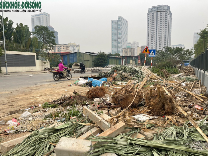 Rác chất đống ngổn ngang tại con đường mới làm xong ở Hà Nội - Ảnh 3. Rác chất đống ngổn ngang tại con đường mới làm xong ở Hà Nội - Ảnh 3.