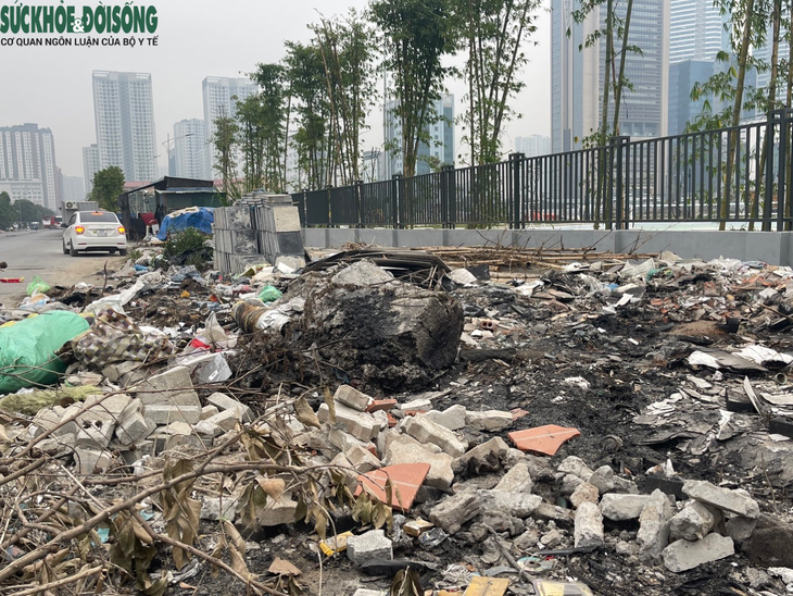 Rác chất đống ngổn ngang tại con đường mới làm xong ở Hà Nội - Ảnh 4. Rác chất đống ngổn ngang tại con đường mới làm xong ở Hà Nội - Ảnh 4.