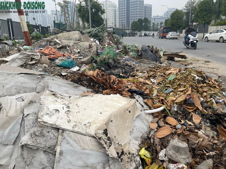 Rác chất đống ngổn ngang tại con đường mới làm xong ở Hà Nội - Ảnh 5. Rác chất đống ngổn ngang tại con đường mới làm xong ở Hà Nội - Ảnh 5.