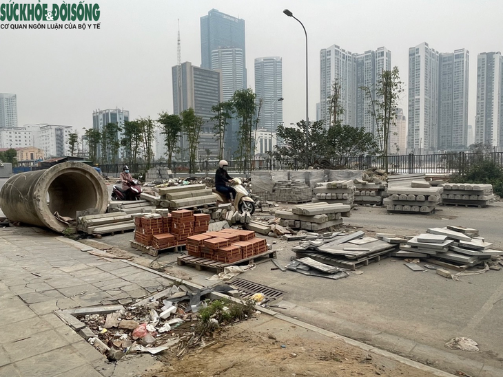 Rác chất đống ngổn ngang tại con đường mới làm xong ở Hà Nội - Ảnh 9. Rác chất đống ngổn ngang tại con đường mới làm xong ở Hà Nội - Ảnh 9.