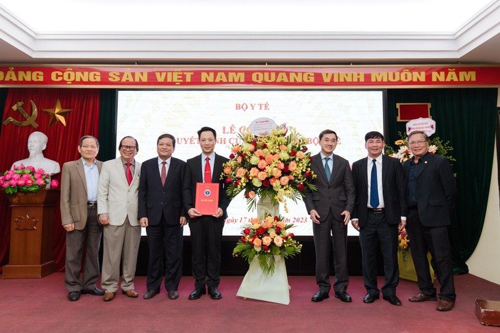 Bổ nhiệm Phó Giám đốc phụ trách chuyên môn Bệnh viện Phổi Trung ương - Ảnh 2.
